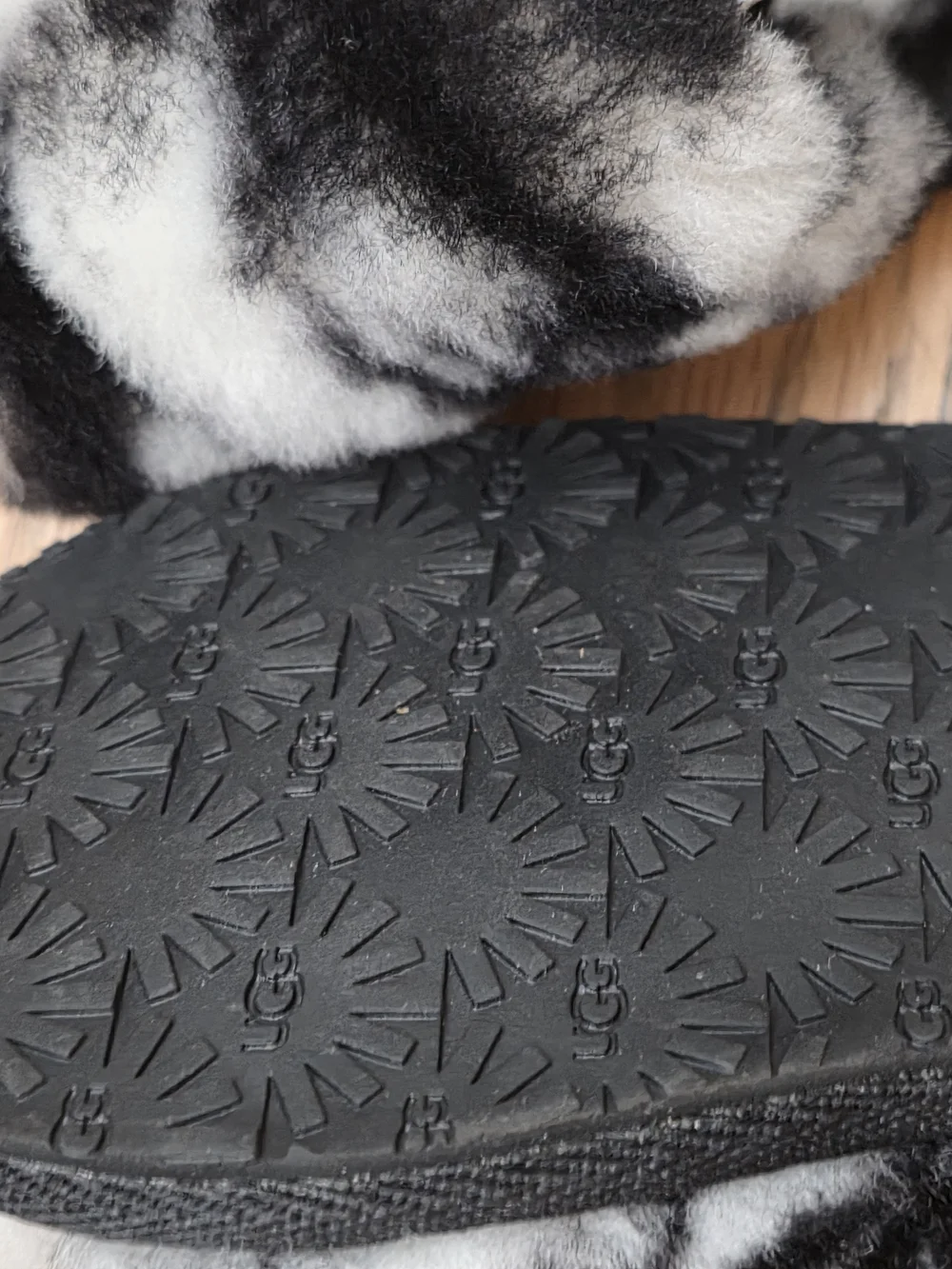 UGG Fluff Yeah Slide Slipper Black White Marble Toddler Size 9 - Like New!